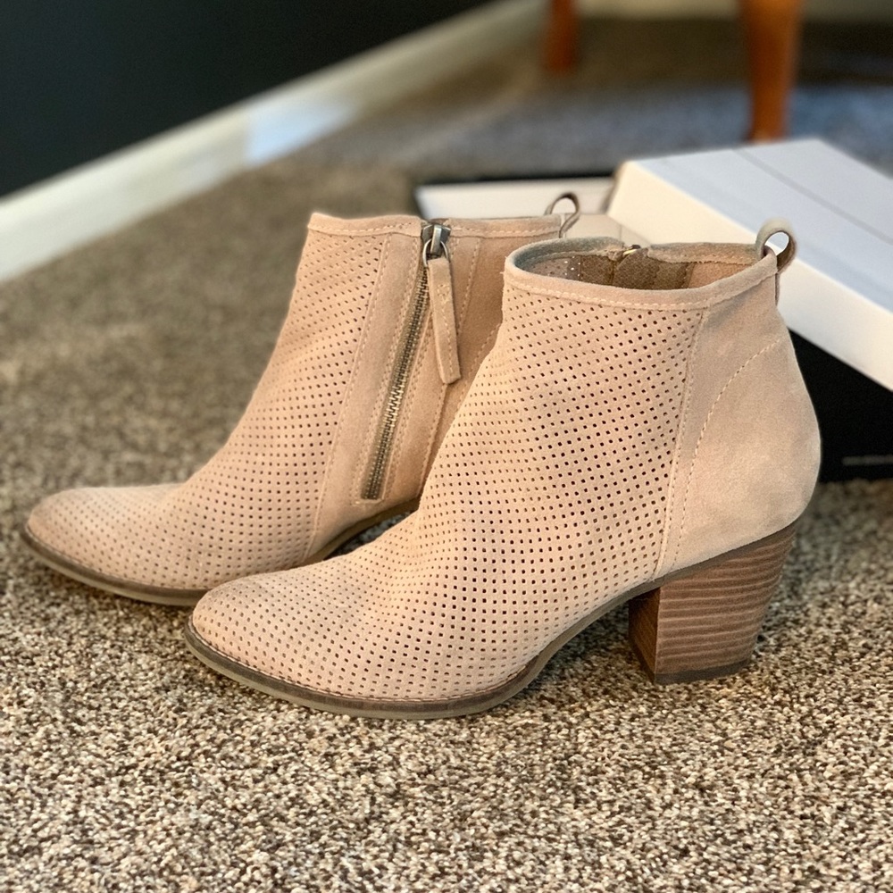 Dolce Vita Booties - Jozie Perf - Taupe Suede